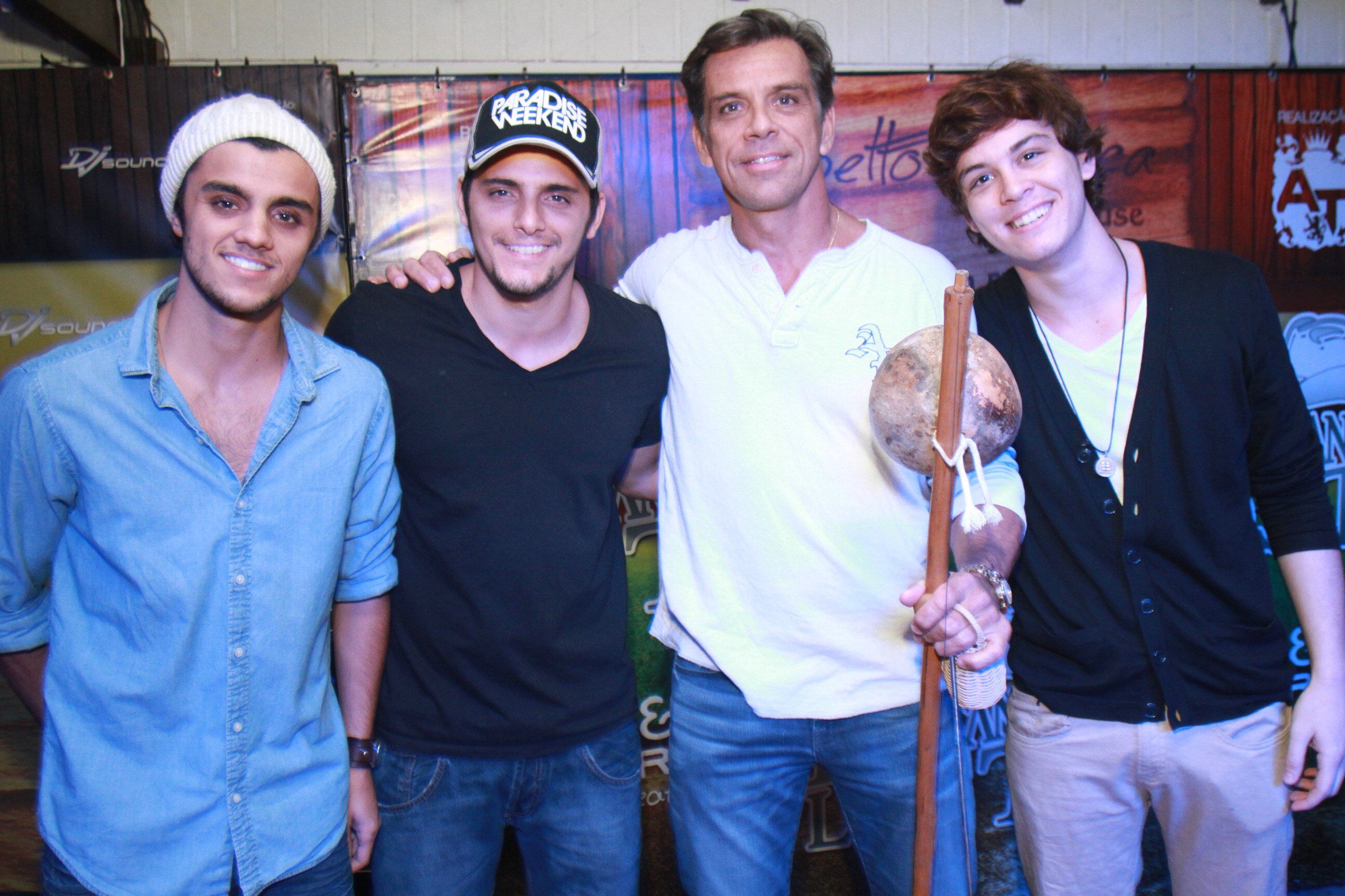 No evento ainda estavam presentes o pai, Beto, e os dois
irmão de Bruno Gissoni, Rodrigo e Felipe Simas