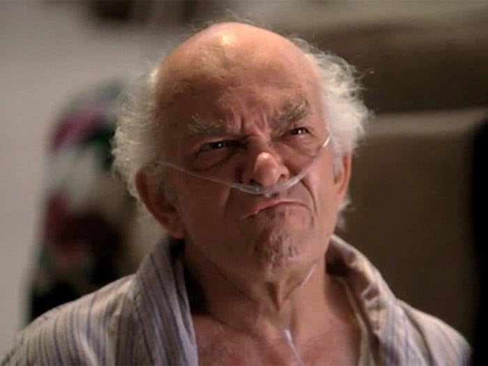 Na verdade, era para que Hector Salamanca fosse
o grande chefe e opositor de Walt, não Gustavo Fring (que faria apenas uma
participação especial na história)
Aprenda a fazer metanfetamina Azul de Breaking Bad

