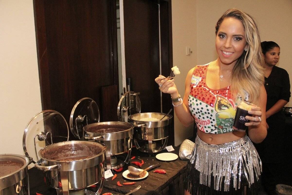 Mulher Melão se esbaldou na feijoada que reuniu famosos no Rio