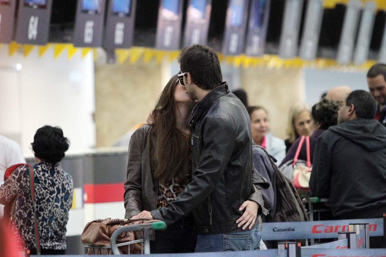 Os ex-BBBs estavam no maior clima de romance, bem no meio do aeroporto