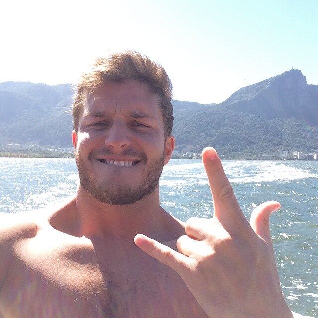 Ele se diverte na água