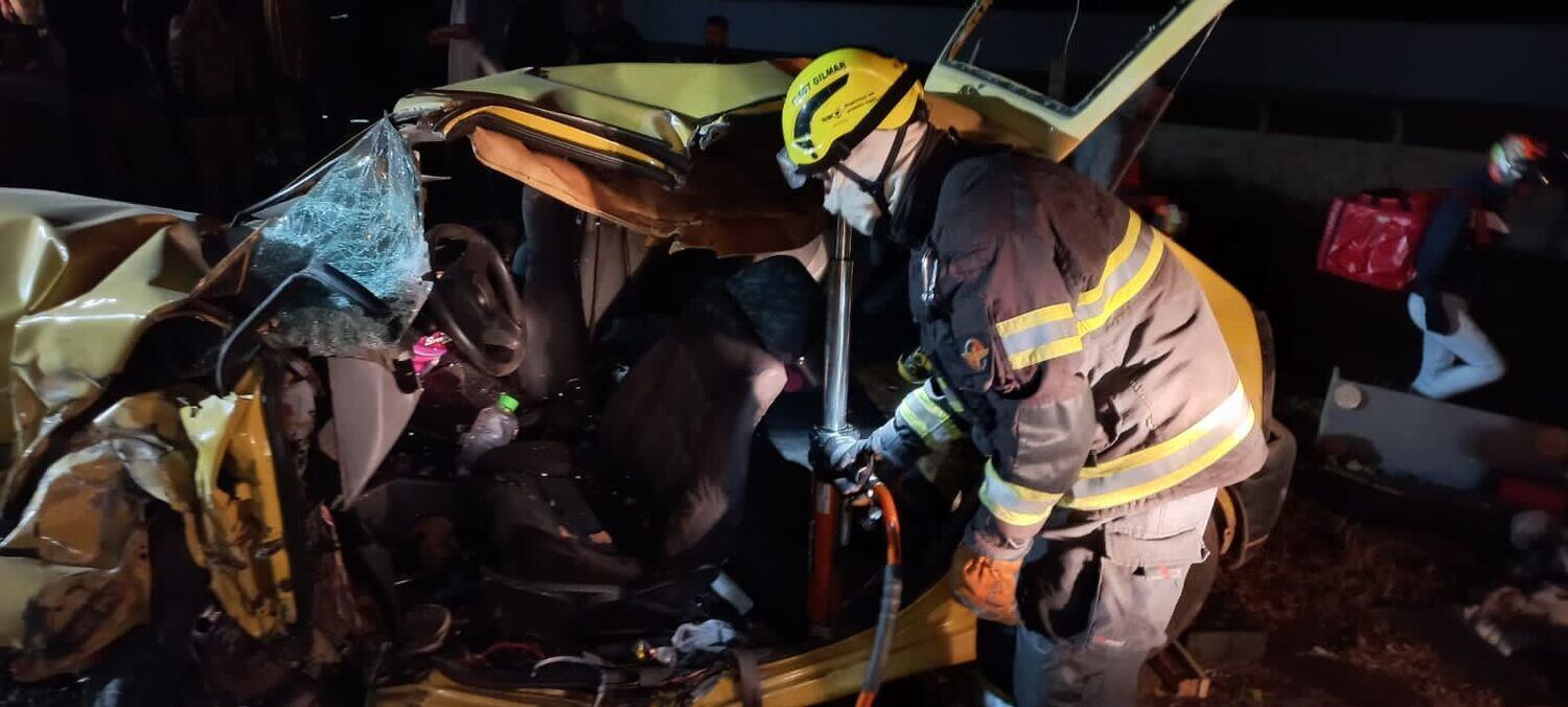Colisão entre carro e caminhão deixa feridos no DF