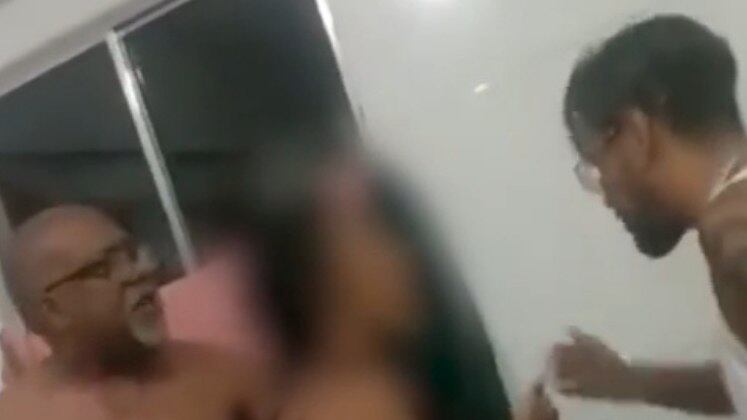 Um parente gravou toda briga, até que, na tentativa de defender a mãe, Rafael foi esfaqueado diversas vezes pelo padrasto. Andreia também foi atingida e está internada, sem risco de morte