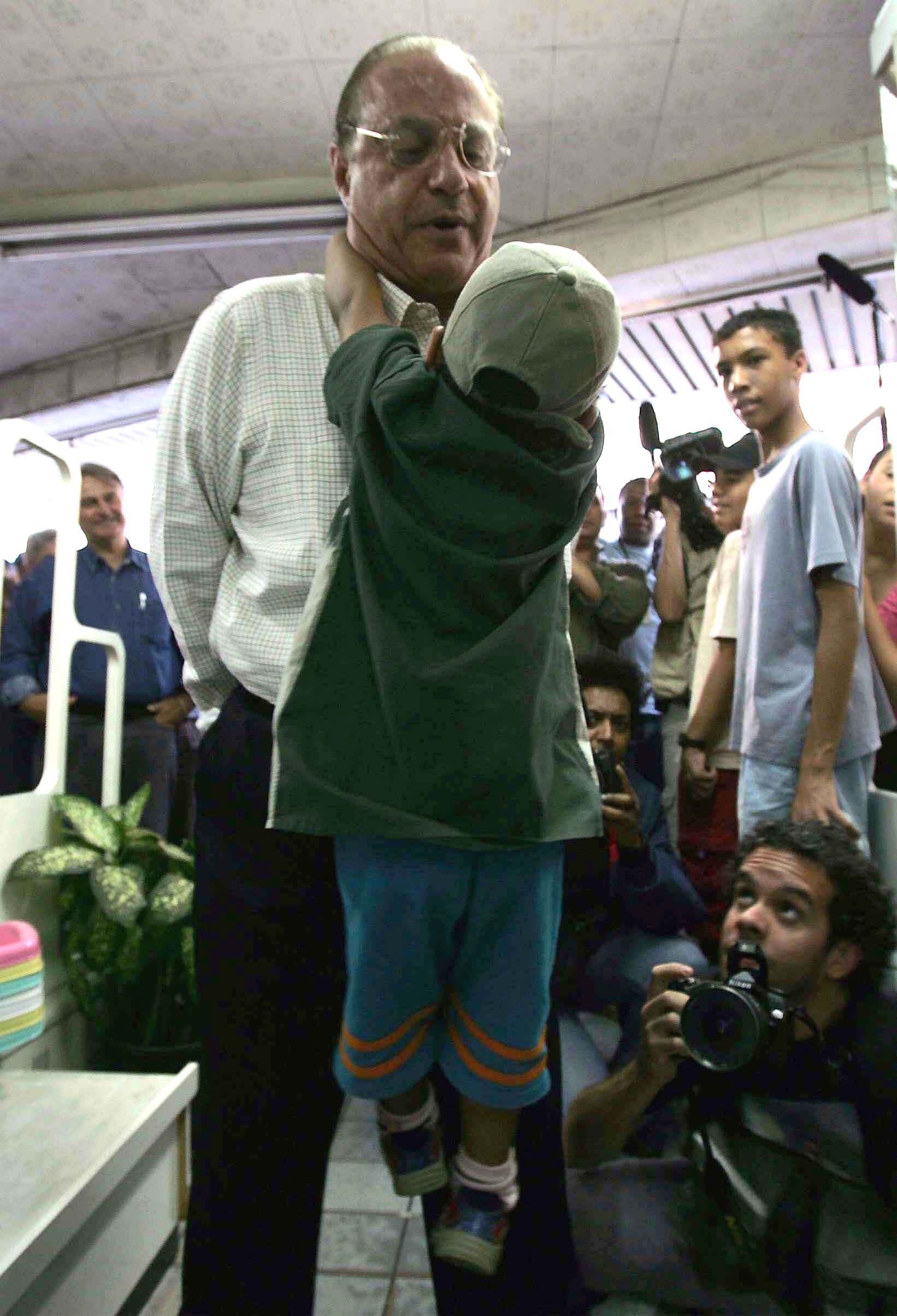 Em 2004, durante campanha para a prefeitura de São Paulo, o deputado federal Paulo Maluf (PP) levantou um garotinho que abraçou seu pescoço