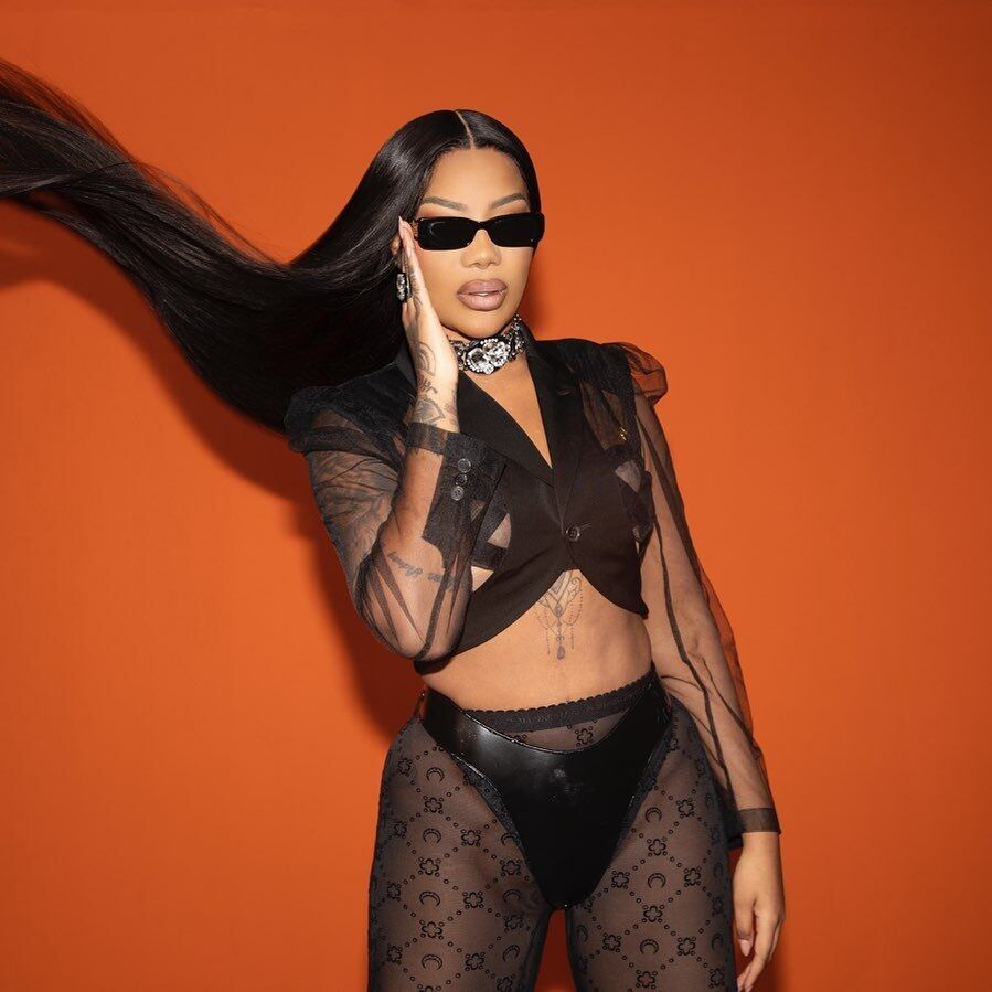 Para divulgar a música Tic Tac, parceria com Dutty Paul, Ludmilla publicou fotos no Instagram em que usa uma meia-calça com estampa e cropped transparentes