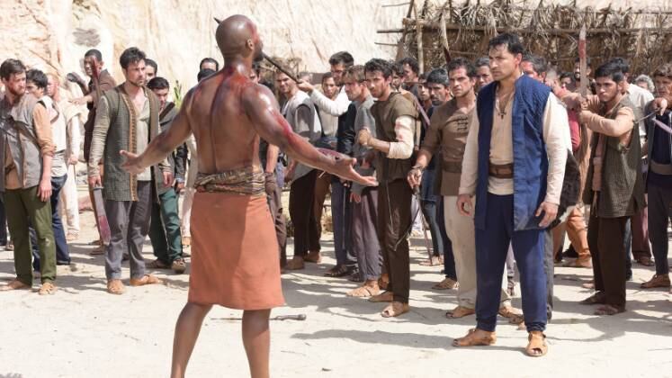 Foi então que Naás (Rodrigo Moraes) avistou Saul entre os soldados. Sem hesitar, o líder amonita partiu em direção ao rei de Israel e o desafiou no campo de batalha 
