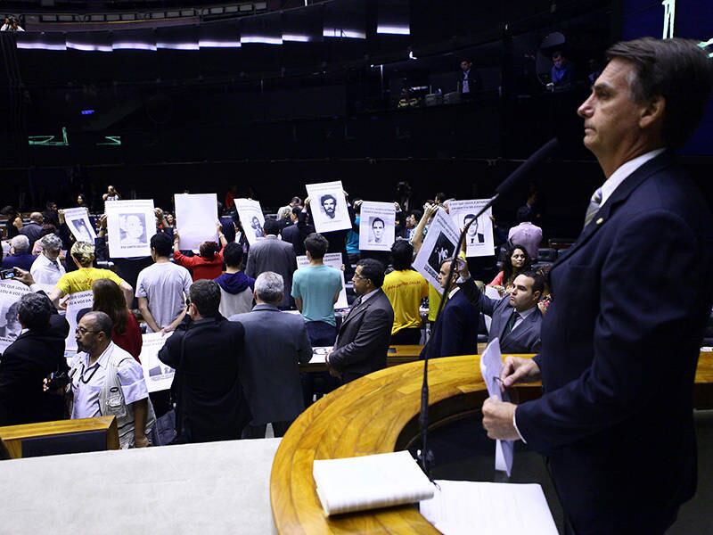 A sessão solene para debater os 50 anos do golpe militar de
1964 na Câmara acabou mais cedo nesta terça-feira (1º). Quando o deputado Jair
Bolsonaro (PP-RJ) se preparava para defender o regime militar no plenário, deputados
e um grupo de manifestantes que acompanhavam a solenidade se viraram de costas,
levando o presidente da sessão, Amir Lando (PMDB-RO), a encerrar os trabalhos;
saiba detalhes nas fotos a seguir