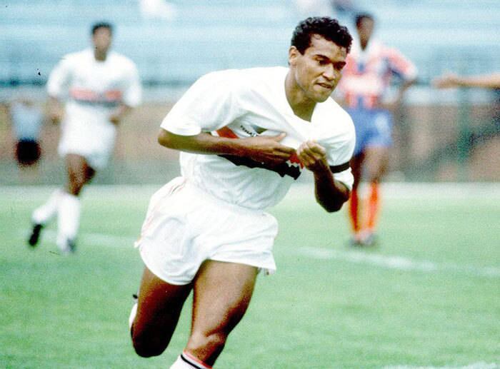 Um dos grandes ídolos da história do São Paulo, Muller passou por todos os grandes do Estado e teve seu pior momento justamente no Timão, já no fim de sua carreira