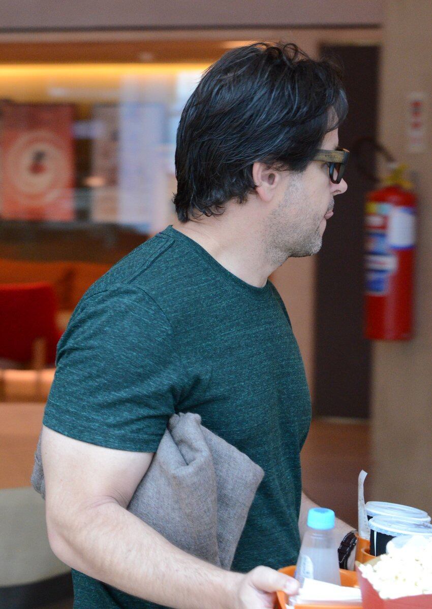 Débora Falabella e Murilo Benício vão ao cinema com os filhos