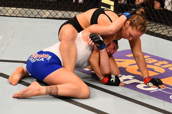 Sem conseguir se livrar, Zingano então foi obrigada a dar três tapinhas no octógono, admitindo a finalização. Com isso, Rousey segue como campeã do peso galo feminino do UFC
