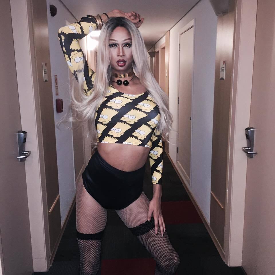 As drag queens estão em alta no mundo do entretenimento por conta de programas como RuPaul's Drag Race e de artistas internacionais e nacionais e como Pabllo Vittar, Gloria Groove, o Trio Milano e, claro, agora a diva Lia Clark. Criada por Rhael, jovem de 23 nascido em Santos, litoral de São Paulo, Lia nasceu para fazer festa. 

— A principal ideia é fazer as pessoas se divertirem, seja com música, vídeos, posts, fotos. E eu me divirto muito sendo a Lia também.

A música Trava Trava, primeiro single de Lia, foi sucesso instantâneo. Até agora, ela já foi executada no aplicativo de streaming Spotify mais de 130 mil vezes e o clipe conta com quase 400 mil visualizações. Lia garante que não esperava toda essa repercussão.

— Eu esperava que o pessoal que já me conhecia ia amar, mas nunca imaginei tudo isso que está acontecendo, de verdade. Gente do Brasil todo me manda mensagem, eu fico passada