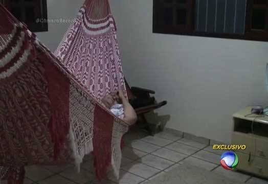 Desde que a última cama de Kalina quebrou por causa do
peso, a mãe Marilene Leão, de 70 anos, resolveu dar o colchão em que dormia para
a filha. Sem cama, a mãe dorme em uma rede

Guitarrista do Mamonas Assassinas estava prestes a ser pai antes de morrer em acidente
