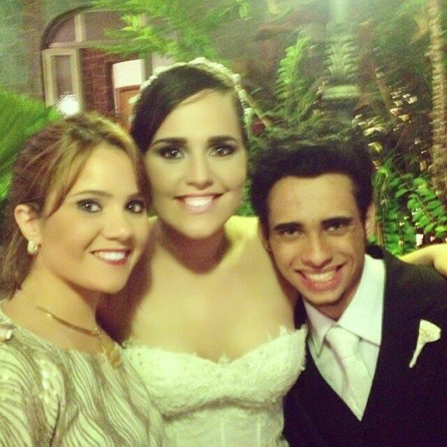 Perlla e Cássio são pais de Pérola, de 1 ano, e sete meses e Pietra, de seis meses. Em janeiro, o casal completa três anos de relacionamento.

O casal foi abençoado pelo pastor Nelson Castilhol, que é tio do noivo e coordena uma unidade da Igreja Evangelho Pleno. 

Nelson se derreteu ao falar sobre o noivo.

— Hoje é um dia feliz. É como se fosse um filho casando. 


