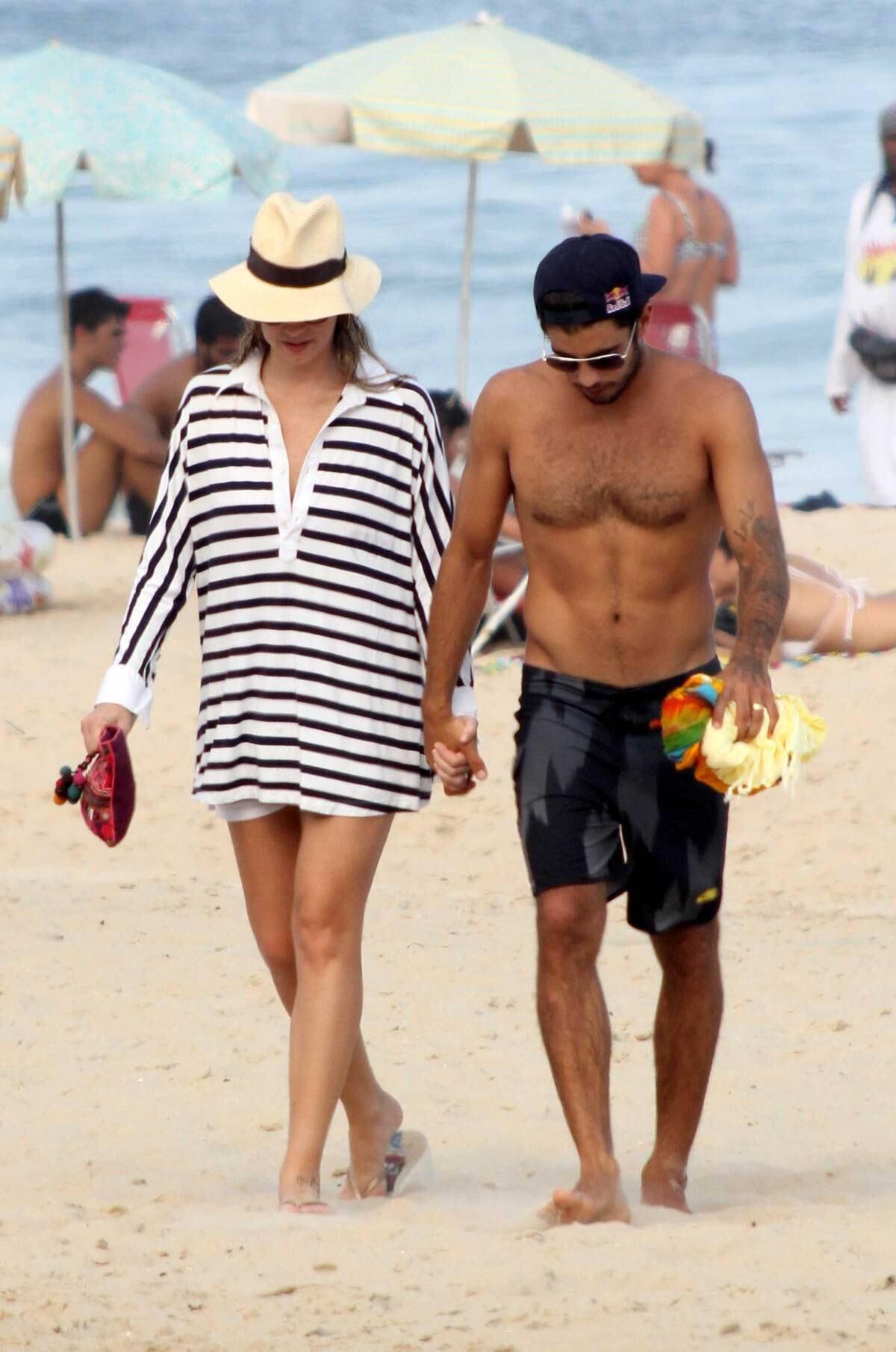 Luana Piovani e Pedro Scooby curtem dia de praia no Rio de Janeiro