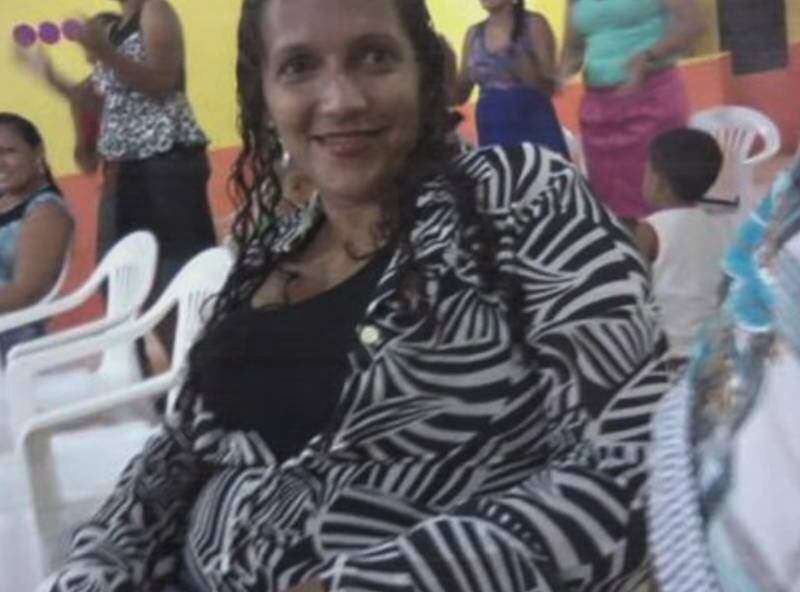 Um homem matou a ex-mulher com 29 golpes de facão dentro de casa
enquanto dormia, na cidade de Colônia do Piauí (PI), na madrugada de domingo (8).
Um dos filhos do casal tentou defender a mãe e acabou ferido. O suspeito está
foragido. O crime bárbaro teria sido motivado por causa da disputa pela casa da
família