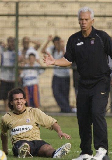 Leão se vestiu de branco, preto e vermelho nos anos de 2004, 2005, 2011 e
2012. Na sua segunda passagem, na qual não contou muito com Rogério
Ceni – tratando grave contusão no ombro –, foi uma espécie de
‘bombeiro’, sendo demitido do cargo no final de julho, quando estava
irregular na Série A.

Leia mais na Gazeta Esportiva

