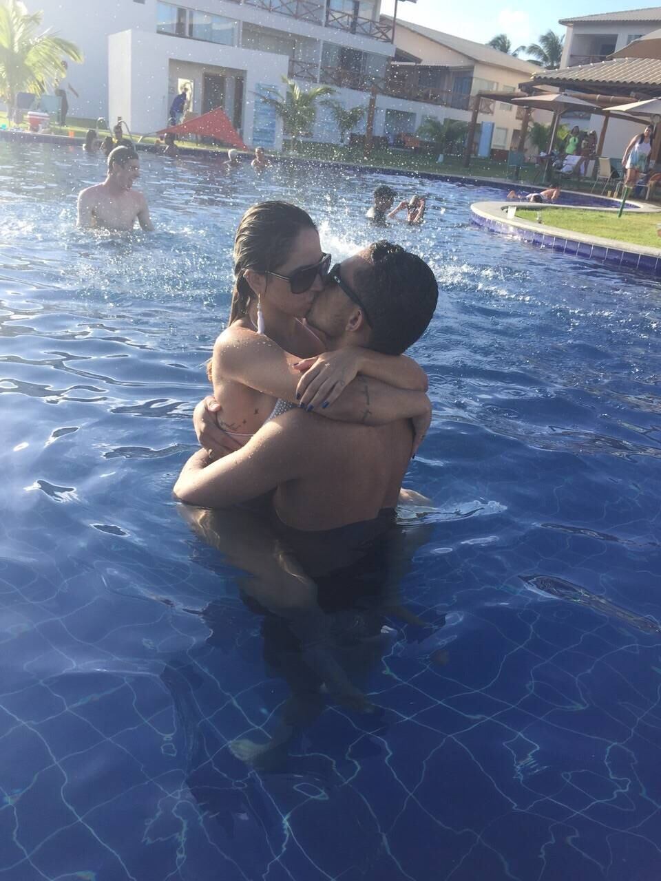 O casal ficou agarradinho na piscina 