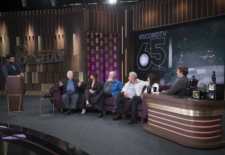 O assunto gira em torno, sobretudo, do
fenômeno das novelas bíblicas, que começou com Os Dez Mandamentos, em 2015 -
atualmente as tramas inspiradas no livro sagrado fazem parte da grade fixa do
canal. “Os Dez Mandamentos realmente mudou a minha carreira. Eu achava impossível muitas coisas como atriz e ali eu tive a certeza de que eu podia fazer melhor cada vez mais” diz Camila, grata por sua personagem no folhetim, a Nefertari

• VÍDEO: Estrelas da dramaturgia da Record TV participam do Programa do Porchat nesta segunda-feira (17) 
