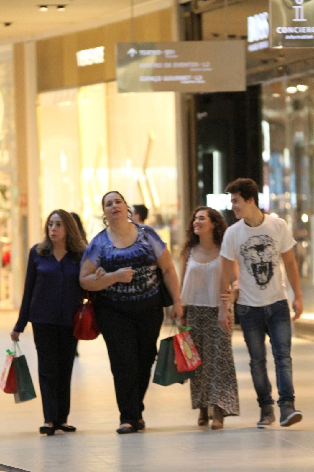 Lívian Aragão passeia pelo shopping com o namorado
