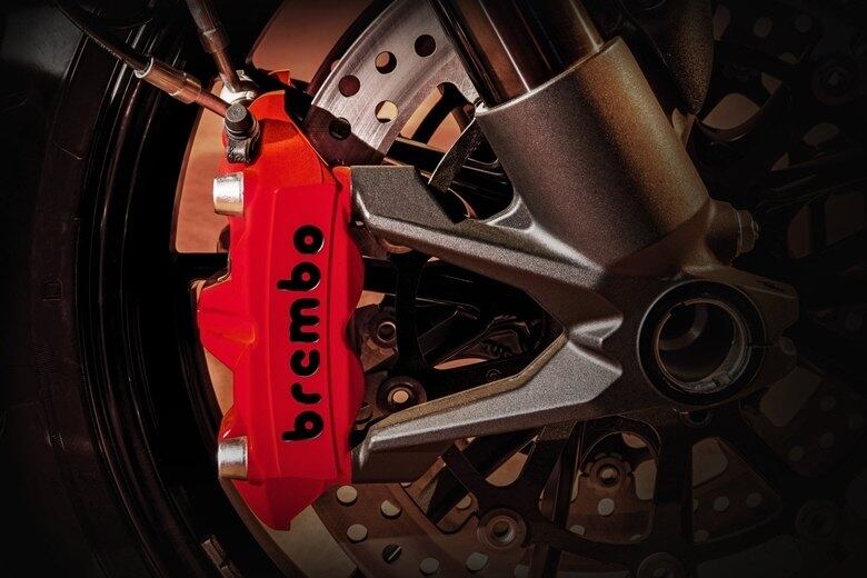 A cor escolhida para algumas partes do veículo, como as pinças de freio anteriores, os elos da corrente e o painel LCD que cobre o display digital vintage, foi metacrilato vermelho