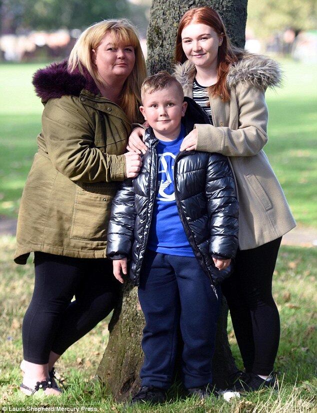 Conforme o menino crescia, sua mãe notou que seu pênis não estava crescendo e seus órgãos genitais pareciam estranhos. Com isso, Leanne resolveu procurar um médico