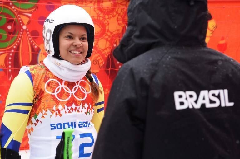 Teve Brasil em ação na Olimpíada de Inverno nesta terça-feira (18). Nascida no Rio de Janeiro, mas morando na Suíça desde que era bebê, Maya Harrisson foi a 54ª colocada na prova do slalom gigante, com o tempo de 3min01s86, quase 25 segundos mais lento que a campeã, a eslovena Tina Maze.

Ainda assim, a atleta conseguiu alcançar a meta de superar seu resultado de Vancouver 2010, quando nem completou a prova devido a problemas físicos. Maya volta a competir na sexta (21), no slalom. Leia mais