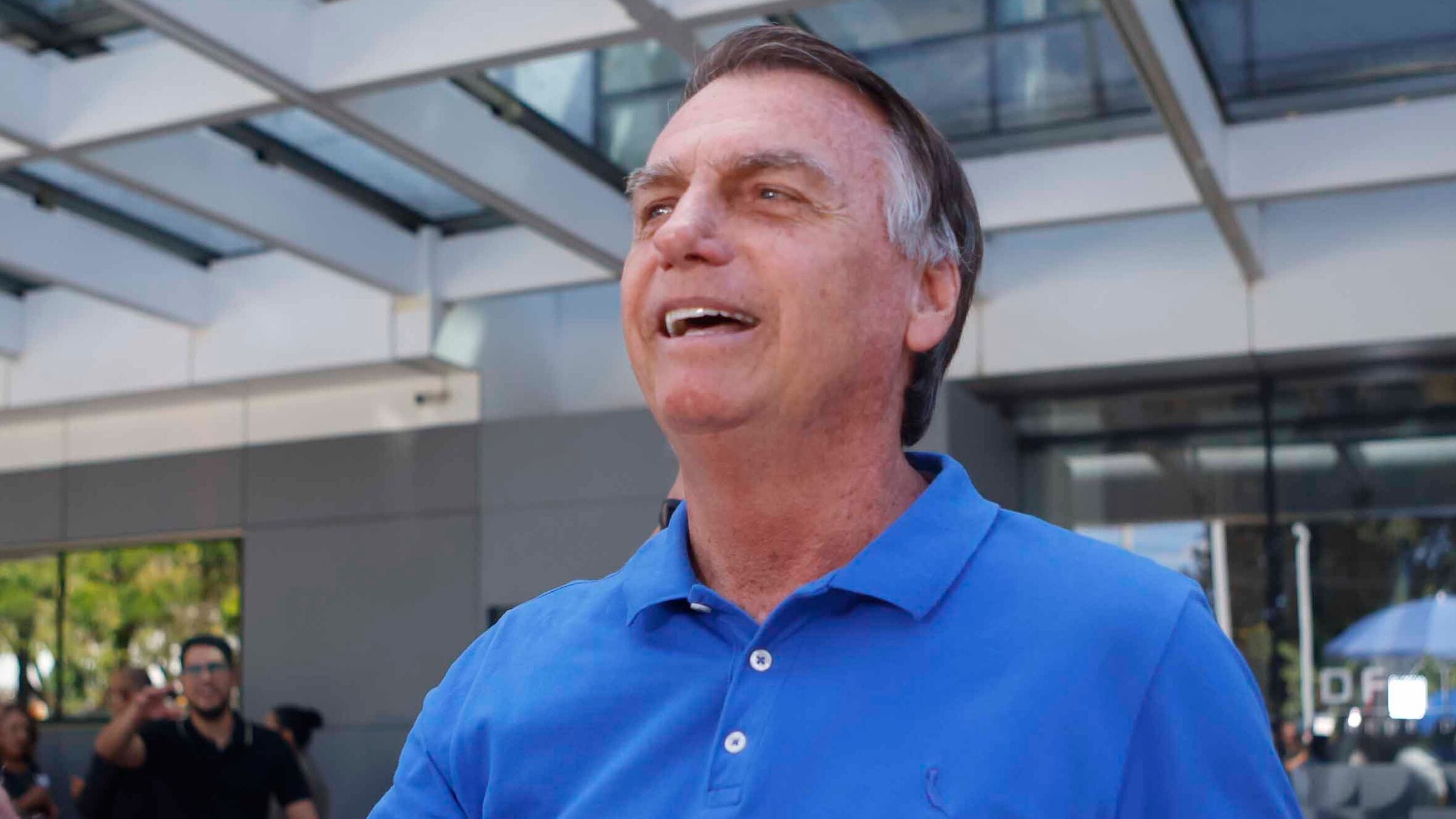 DF - BOLSONARO/PROVÁVEL/QUADRO/PNEUMONIA VIRAL - POLÍTICA - O ex-presidente da República, Jair Bolsonaro (PL), deixa o Hospital DF Star, em Brasília, no fim da manhã de sábado, 21 de junho de 2025. Após passar por uma bateria de exames na manhã de sábado, 21, Bolsonaro foi diagnosticado com provável quadro de pneumonia viral, informou o médico Claudio Birolini, que acompanha o ex-presidente, em entrevista a jornalistas. Ele passou por exames após se sentir mal durante agendas em Goiás na sexta-feira, 20. 21/06/2025 - Foto: WILTON JUNIOR/ESTADÃO CONTEÚDO