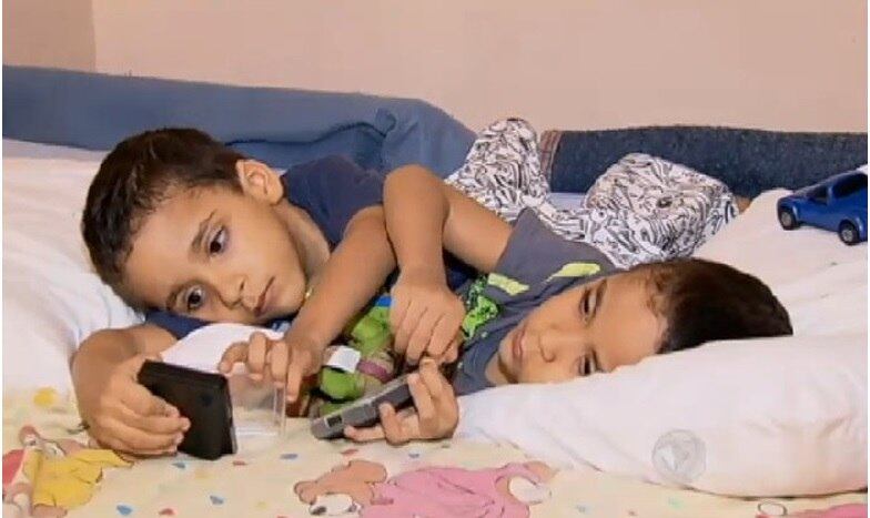 R7: Em qual estágio
da gestação você recebeu a notícia de que os gêmeos eram siameses? Você chegou
a cogitar uma interrupção da gravidez por conta disso? 



Eliana Brandão: Com cinco meses de
gestação descobri que eram gêmeos e também siameses. Confesso que fiquei sem
saber o que fazer, pois nem tinha ouvido falar sobre siameses. Depois que
entendemos a gravidade do caso, eu e meu marido começamos a nos questionar
sobre como seria cuidar desses bebês.  Pesquisando
na internet descobrimos que o dr. Zacharias do Hospital Materno Infantil, em
Goiânia, é referência na separação de siameses. Foi ele que nos deu esperança e
ao mesmo tempo nos trouxe um pouco de tranquilidade. Mas, em nenhum momento
pensamos em buscar a Justiça para fazer o aborto. Depois que o choque passou,
entendemos que era para termos os bebês. No oitavo mês de gestação, já me mudei
para Goiânia para fazer o parto