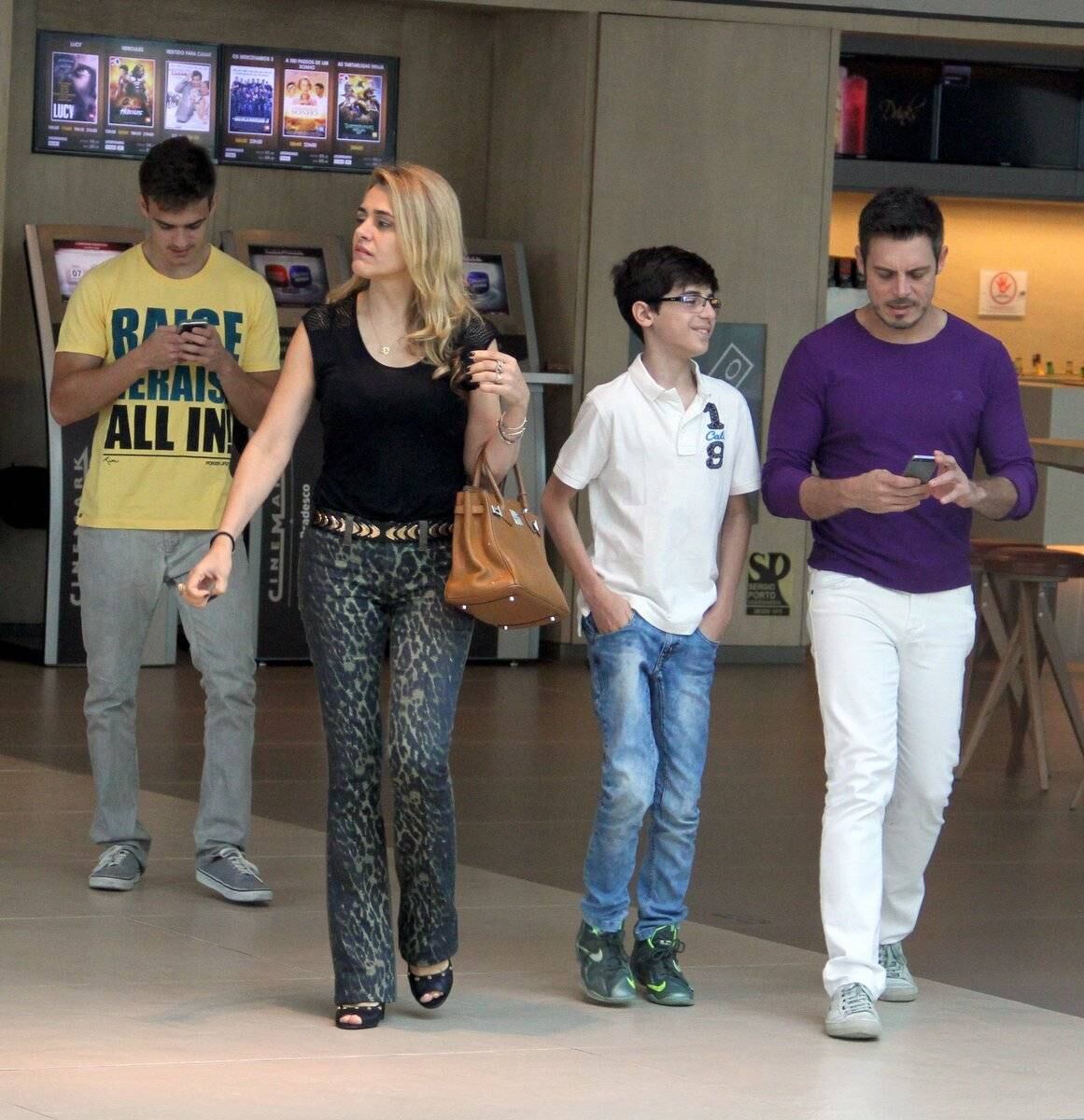 O ator estava com a família em um shopping carioca