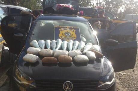 Drogas que foram encontradas dentro do veículo em Simões Filho