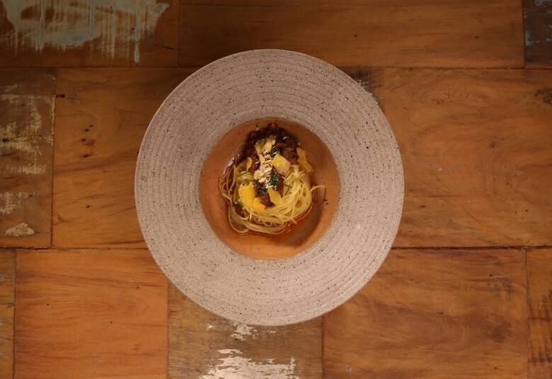 E o clássico espaguete com sardinha de Giovanna e Cadu também fez história! Na prova comida dos enlatados, a dupla diferenciou no preparo da massa fresca ao incrementar tomilho, erva, queijo e amêndoas. O apresentador Felipe Bronze elegeu a macarronada como a melhor que ele já comeu 