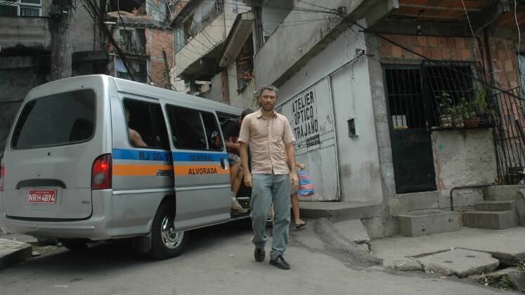 Nando chega em uma favela no Rio de Janeiro em busca de um velho conhecido que tem envolvimento com o tráfico local e se emprega a serviço da bandidagem