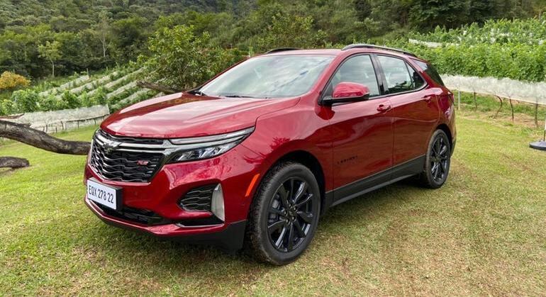 Configuração RS com lanterna dividida por grade larga e escura na versão RS