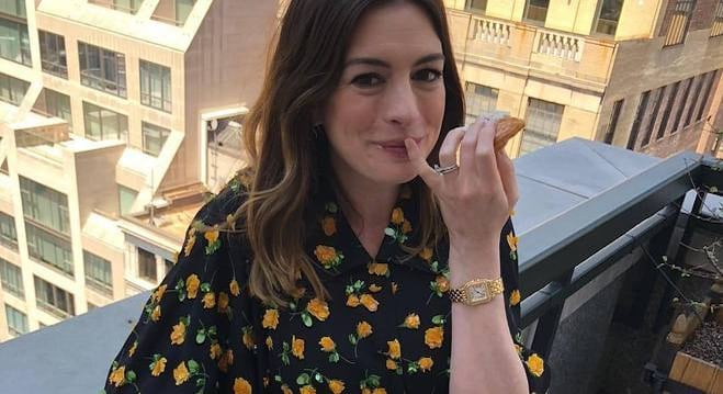 Anne Hathaway relata que Hollywood recomenda a ela 'perder peso' desde os 16