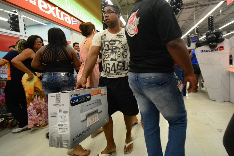 Para Pedro Eugênio, o varejo vai aproveitar a Black Friday e o Natal para queimar estoque,
porque eles estão com muitos produtos dentro de caixa. Então, quem ganha
com isso é o consumidor, que vai ter descontos melhores
