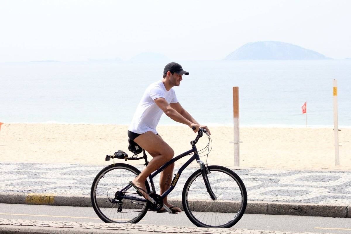 Paulo Rocha é fotografado bebendo água de coco na orla do Leblon, no Rio de Janeiro