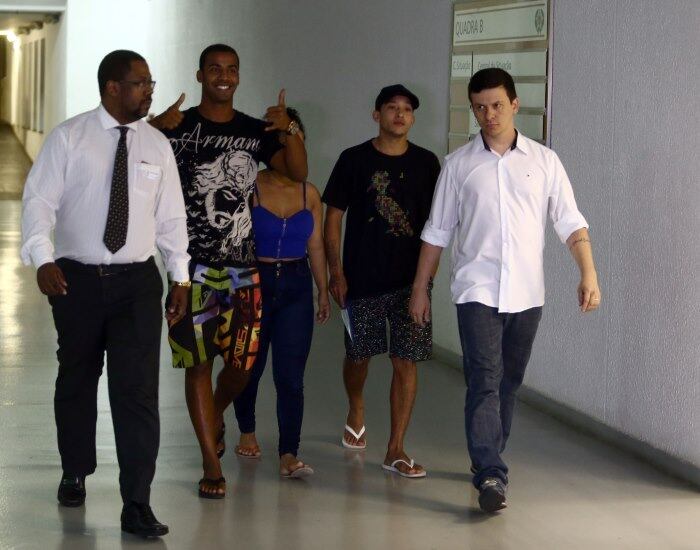 Raí se apresentou à DCAV com bermuda e chinelo que aparecem em vídeo de estupro coletivo