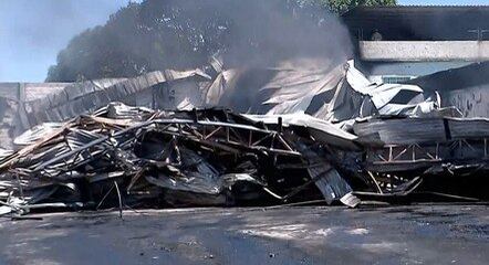 Telhado do imóvel desabou durante o incêndio