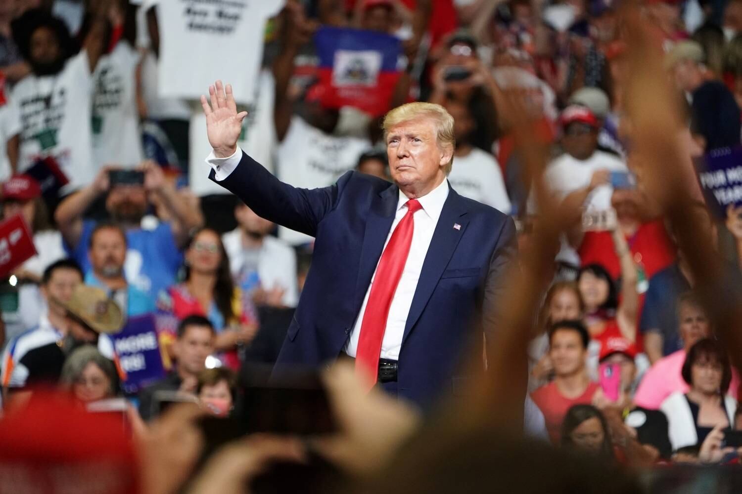 O único entre os 24 pré-candidatos democratas que Trump mencionou hoje no ato foi o ex-vice-presidente Joe Biden, favorito segundo as pesquisas para ganhar a disputa interna entre os opositores