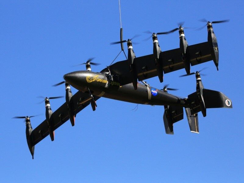 Engenheiros do Centro de Pesquisas Langley, da Nasa, em Hampton, Virgínia, nos Estados Unidos, estão estudando o conceito de modelos de avião com sistema aéreo não tripulado GL-10. Ele tem uma envergadura de 10 pés e recentemente voou com sucesso em testes