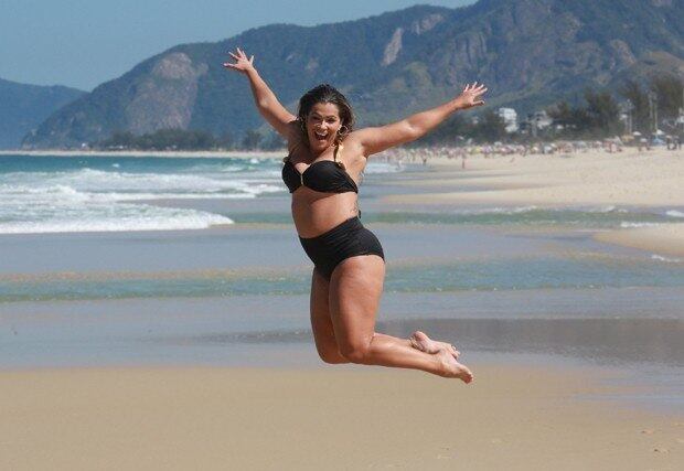 Ao perceber que estava sendo clicada por um paparazzo, fez poses divertidas