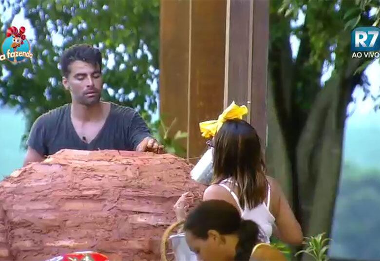 Mantovani
é curto e grosso.



—
Mara, eu não pedi a sua opinião, então se você puder não falar nada...


+ “Eu quero ver a Mara embaixo do edredom com o Marcelo”, dispara Ticiane
+ "Eu vou ganhar A Fazenda", crava Mara Maravilha
+ Ops! Ticiane Pinheiro visita A Fazenda e quebra cerca da casa 
