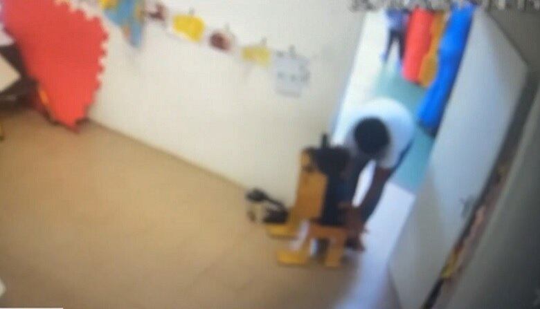 Menino com paralisia ficava preso em cadeira, segundo pais