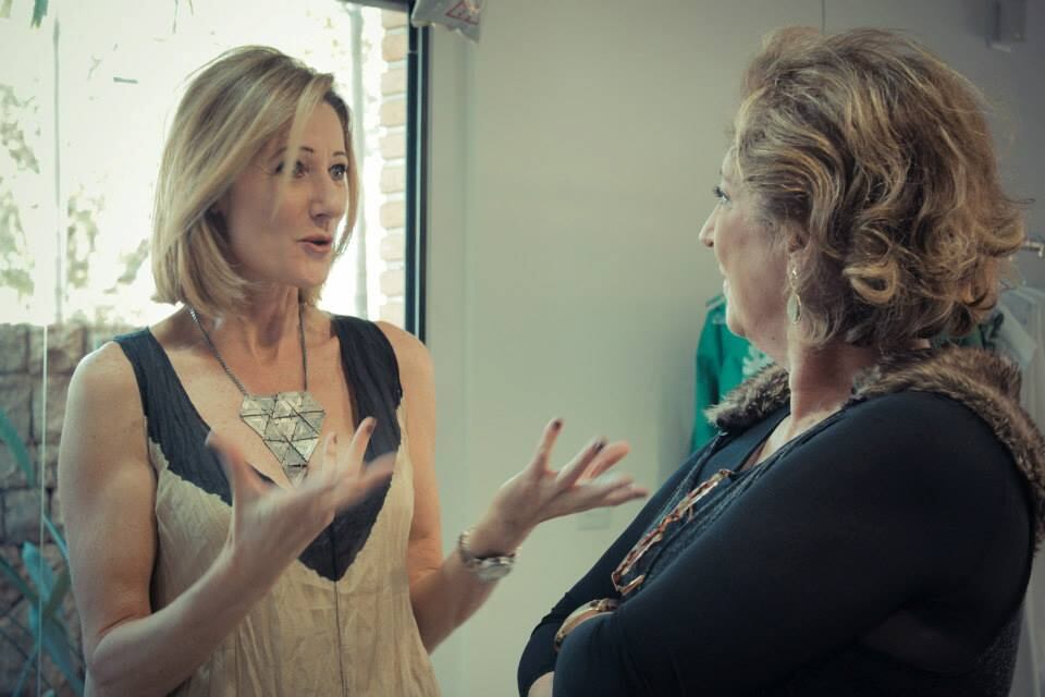 Ex-modelo, a especialista em compras conta que essa profissão tem como base a confiança com o cliente.

—
Primeiro eu trabalho com o desejo do cliente, depois posso
mostrar outras opções do que ele está procurando. Se engana quem acha
que personal shopper trabalha somente na área de moda. Grande parte do
meu trabalho se concentra na moda, mas compro qualquer tipo de produto. Basta o chefe pedir
