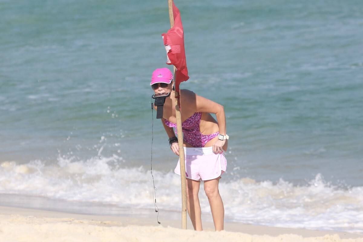 Christine Fernandes na praia da Barra da Tijuca, no Rio de Janeiro