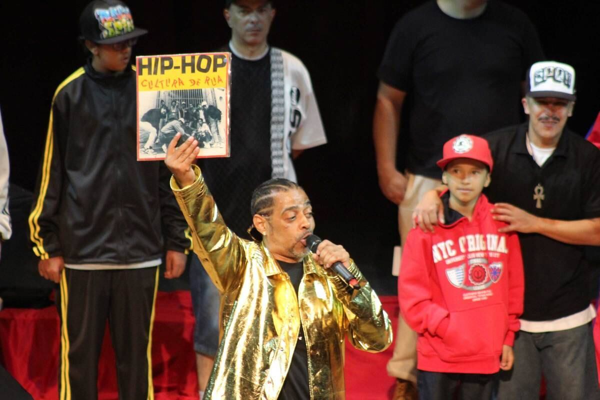 Ainda no Theatro Municipal, Thaíde celebrou os primórdios do hip hop cantando Hip Hop Cultura de Rua, de 1988