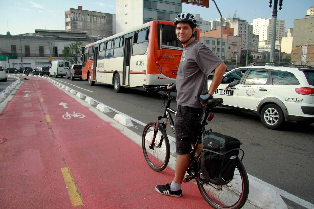 O ciclista André Padro conta que usa a faixa quase todos os dias e a considera segura e bem
sinalizada. Ele destaca como ponto negativo a falta de qualidade do
asfalto.
— O
asfalto ainda está irregular, até porque não foi algo construído, mas sim
aproveitado de uma via que já existia.
Para ele, o trecho deveria ser estendido.
— Uso todos os dias a
ciclovia praticamente. No fim de semana utilizo para o lazer. Acho que deveria
ser mais ampliado. Eu trabalho na zona leste, ou seja, tenho que andar
pela Radial Leste entre os carros