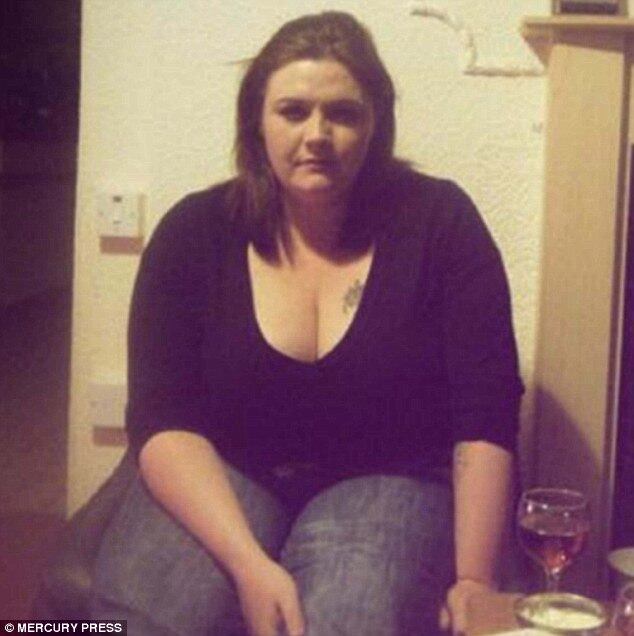 Ela adicionou à sua
rotina alimentar uma dieta em que deve consumir de uma só vez todas as calorias
indicadas para o dia.


  — No meu primeiro dia na
academia, o instrutor me fez andar na esteira inclinada por dez minutos e eu já
estava morrendo. Eu suava de forma inacreditável. A princípio, comecei apenas a
malhar e continuei comendo exatamente a mesma coisa. O peso já começou a cair.
Eu costumava comer uma pizza inteira, então passei a optar por ingerir ¾ dela.
Foi quando me sugeriram a dieta de jejum intermitente