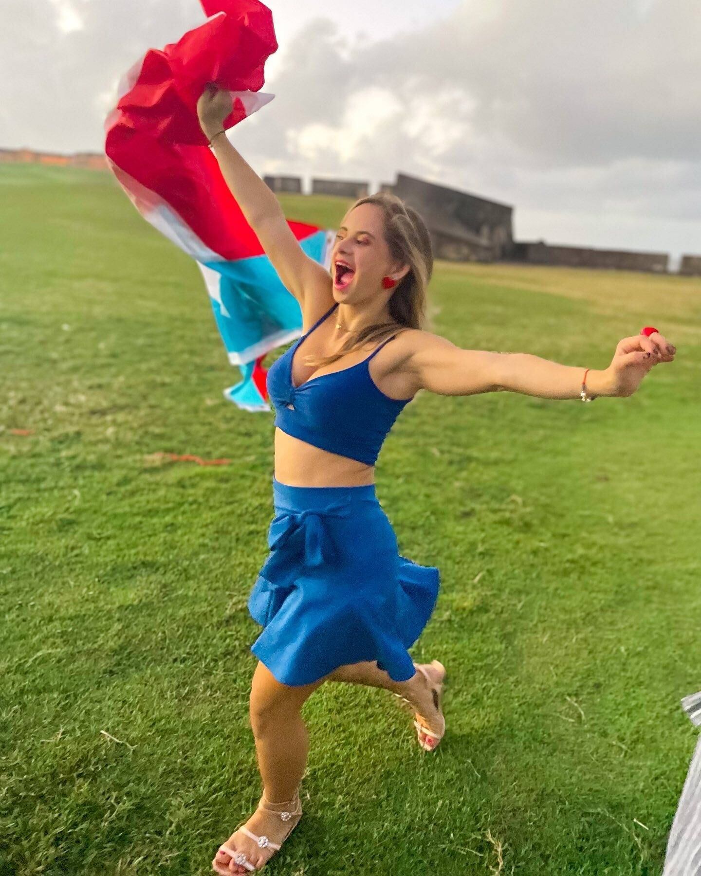 Além de modelo, ela é empresária e criou a marca de roupa Alavett, que teve o nome inspirado na frase favorita da jovem: I love it (eu amo isso, em inglês)