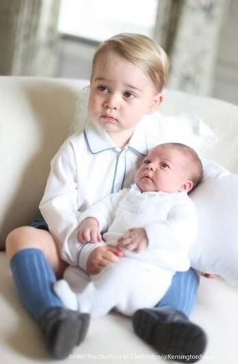 Essa clássica foto de Príncipe George com a irmã Charlotte no colo é uma absurdo de fofura